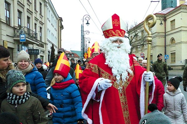 ▲	Za świętym przez miasto podążały całe rodziny.