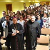 Z uczestnikami spotkał się bp Henryk Tomasik. Z prawej ks. Grzegorz Łabądź, asystent KSM DR, z lewej ks. Damian Fołtyn, który prowadził rekolekcje