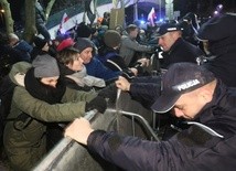 Gorąco pod budynkiem Senatu. Rozwiązano protest przeciwko reformie sądownictwa