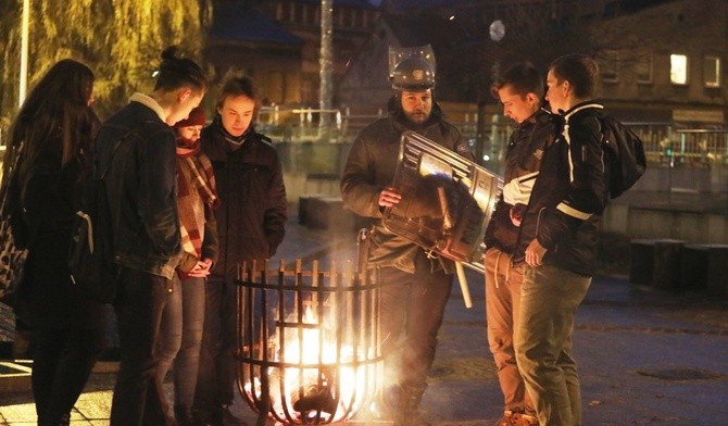 Przechodnie na widok koksownika na ulicy od razu wspominali stan wojenny...