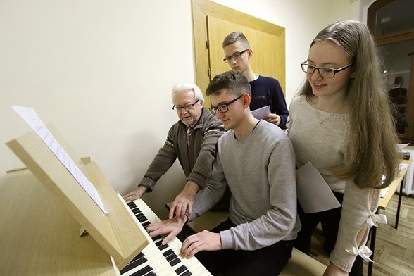 Alfred Bączkowicz, jeden z założycieli opolskiej szkoły organistowskiej, w DIMK kształci nowe pokolenie organistów.