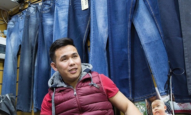 Kinh, z wioski w środkowym Wietnamie, jest zadowolony z życia w Polsce, bo „to kraj Jana Pawła II”. Jego żona i dziecko zostali w Wietnamie. Kinh ma nadzieję, że kiedyś i oni przyjadą do Polski.