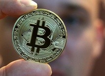 Bitcoin to waluta wirtualna. Takie monety z graficznym znakiem Bitcoina mają charakter gadżetów pamiątkowych.