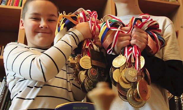 Szachowe trofea braci ministrantów 