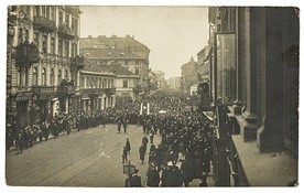 Tak wyglądała warszawska ulica w listopadzie 1905 roku w czasie pochodu narodowego. W głębi widać niesionego Orła Białego