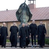 Do udziału w spotkaniach zachęcają: ks. Artur Chruślak (pierwszy z lewej), ks. Maciej Korczyński (trzeci z lewej) i alumni.