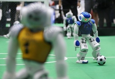 Robot z Australii (żółty) w czasie meczu przeciw Iranowi (niebieski) podczas RoboCup Asia-Pacific 2017