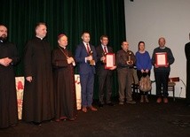 Nagrodzeni Złotymi Kulami z bp. Henrykiem Tomasikiem, ks. Robertem Kowalskim, dyrektorem Caritas Diecezji Radomskiej, i wicedyrektorem ks. Damianem Drabikowskim