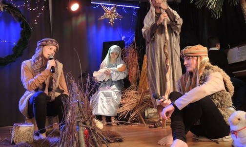 Licealiści z Kęt w specjalnie przygotowanym przedstawieniu jasełkowym