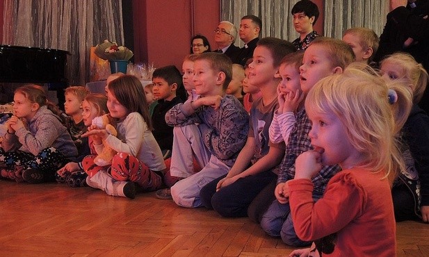Jasełkowe zmagania dobra ze złem, przedstawione na scenie mocno przykuły uwagę najmłodszych