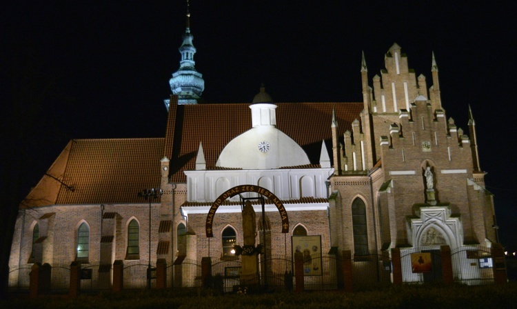 Nocne oświetlenie klasztoru w Radomiu