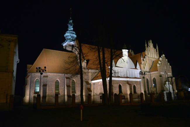 Nocne oświetlenie klasztoru w Radomiu