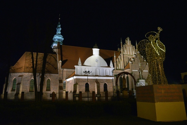 Nocne oświetlenie klasztoru w Radomiu