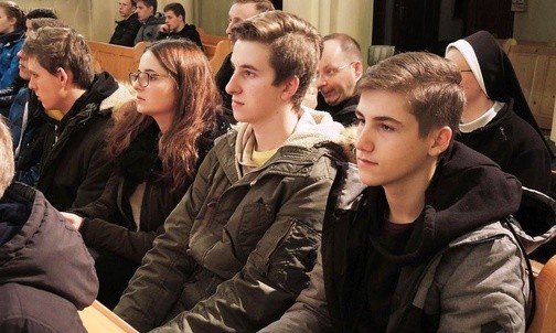 Cieszyńska młodzież w kaplicy boromeuszek