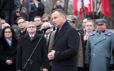 Prezydent Andrzej Duda w czasie przemówienia na Cmentarzu Marynarki Wojennej w Gdyni Oksywiu