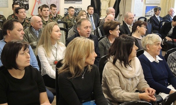 Członkowie rodzin bohaterów i liczni goście w Domu bł. ks. Władysława Bukowińskiego