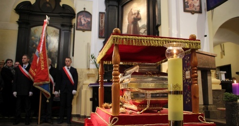 Eucharystia sprawowana była przy relikiwach bł. o. Honorata Koźminskiego, które przez miniony rok peregrynowały po Polsce