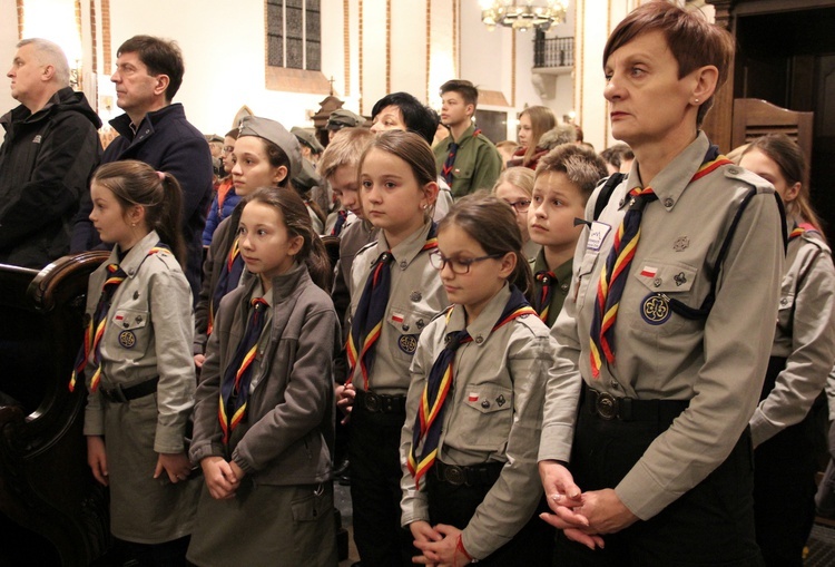 Betlejemskie Światło Pokoju w katedrze