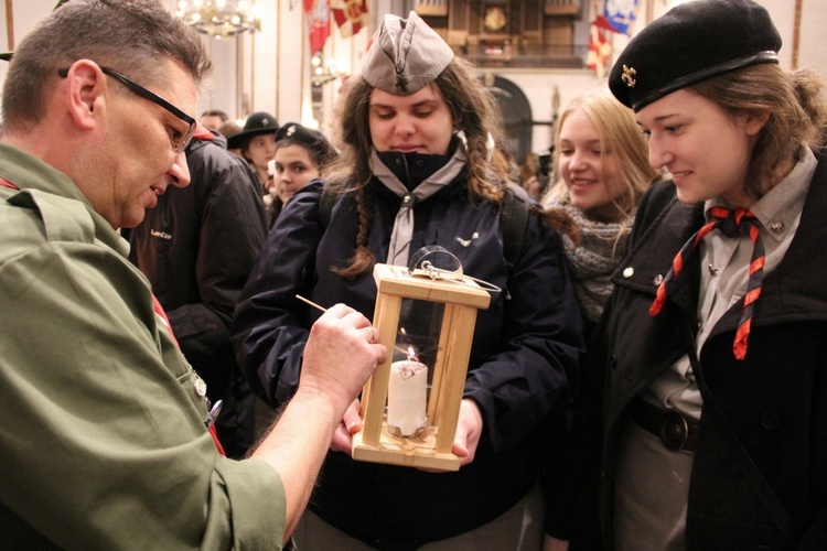 Betlejemskie Światło Pokoju w katedrze