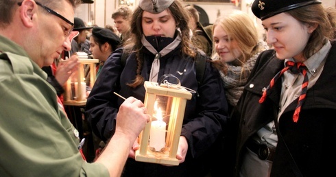 Betlejemskie Światło Pokoju w katedrze