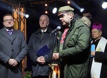 Radosławowi Witkowskiemu (z lewej) Betlejemskie Światło Pokoju przekazał hm. Bartosz Bednarczyk.