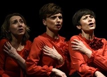 Elegancko ubrani panowie i panie nadali przedstawieniu dostojeństwa