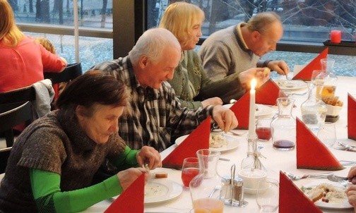 Wspólny posiłek zintegrował wszystkich przy stole