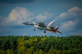 Wypadek wojskowego samolotu MiG-29 - pilot zdążył się katapultować