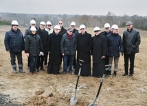 ▲	Rozpoczęcie budowy kościoła św. Jana Kantego przy  ul. Berylowej.