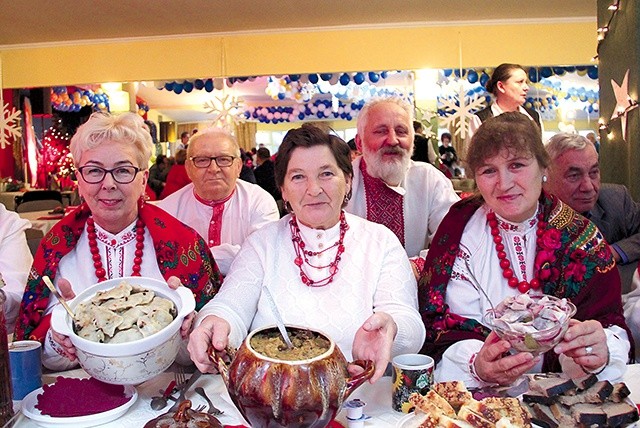 ▲	Na stole Poleszuków z Białkowa były m.in. pierogi z grzybami i kapustą, śledzie, chleb żytni, kompot suszony i kapusta z grzybami. 