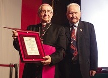 ▲	Metropolita gdański odebrał akt nadania honorowego członkostwa z rąk Czesława Nowaka.
