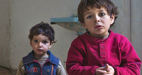 Dzieci z wioski k. Aleppo, sieroty po matce, która zginęła w bombardowaniu, żyją w Jordanii dzięki pomocy Caritas. Szacuje się, że ponad  13 mln ludzi, w tym prawie 6 mln dzieci, potrzebuje pomocy humanitarnej.