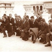 ▲	Alfred Freyer (drugi z prawej w pierwszym rzędzie) z reprezentacją polskich lekkoatletów w Rzymie w 1927 r.