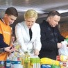 ◄	W przygotowywaniu pakunków gościom z Belwederu pomagali młodzi wolontariusze z ciechanowskich szkół.