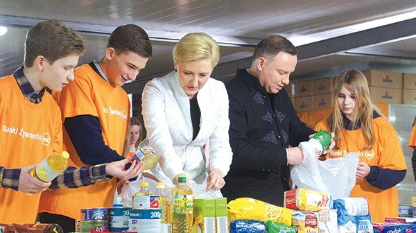 ◄	W przygotowywaniu pakunków gościom z Belwederu pomagali młodzi wolontariusze z ciechanowskich szkół.