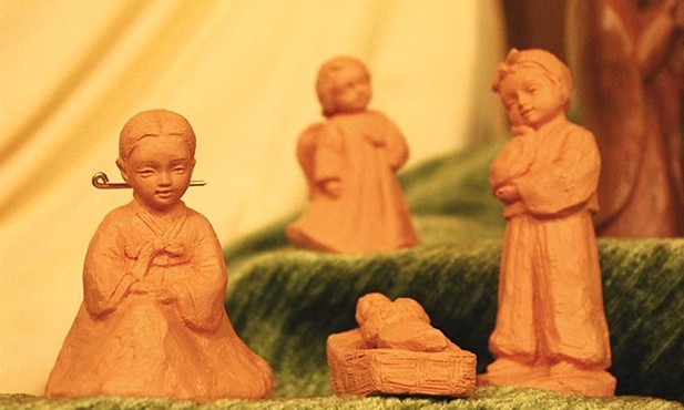 Jedną z prezentowanych na wystawie szopek zdobią drewniane figurki. 