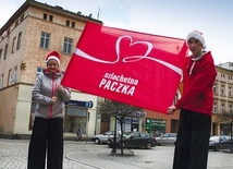 ▲	Tegoroczny Finał Szlachetnej Paczki w Ząbkowicach Śląskich rozpoczął uroczysty pochód po rynku. Szczudlarze to dwoje wolontariuszy.