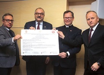 ▲	Uroczysty akt gwarantujący przekazanie pieniędzy podpisali przedstawiciele samorządów wojewódzkiego i miejskiego oraz parafii.