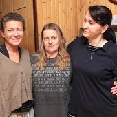 Mieszkanki są wdzięczne pani Bożence (pierwsza z prawej), że zdecydowała się na rok niełatwego wolontariatu. 