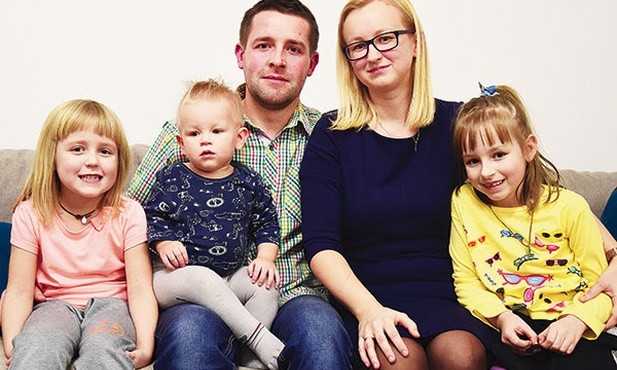 – Zależy nam na tym, aby naszym dzieciom ukazywać piękno wiary i miłości małżeńskiej – mówią Emilia i Dominik.