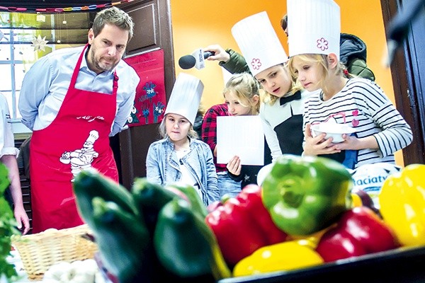 ▲	Dzieci razem z mistrzem przygotowały m.in. pasty kanapkowe i owocowe sałatki.