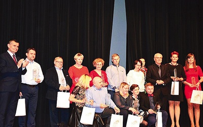 ▲	Pracownicy kultury otrzymali nagrody i statuetki. Trzeci z prawej stoi Krzysztof Kowalski.