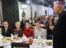 Bp Adam Odzimek złożył obecnym życzenia świąteczne. Z lewej Bogusław Stańczuk