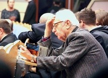 ▲	Wielu z nas zastanawia się nad tym, czy można pogodzić naukę z religią.