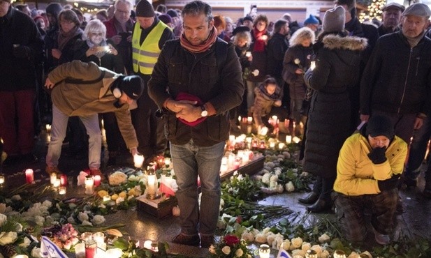 Bicie dzwonów na cześć ofiar zamachu w Berlinie