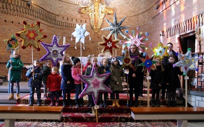 Dzieci prezentują gwiazdy kolędnicze