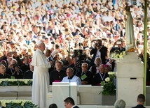 W 100. rocznicę pierwszego objawienia Matki Bożej papież Franciszek pielgrzymował do Fatimy.