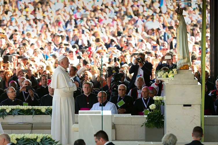 W 100. rocznicę pierwszego objawienia Matki Bożej papież Franciszek pielgrzymował do Fatimy.