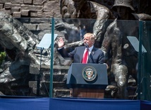 „Walczmy wszyscy jak Polacy – o rodzinę, o wolność, o ojczyznę i o Boga” – mówił w Warszawie Donald Trump.