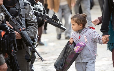 Palestyńska dziewczynka naprzeciwko izraelskich żołnierzy.
15.12.2017 Jerozolima